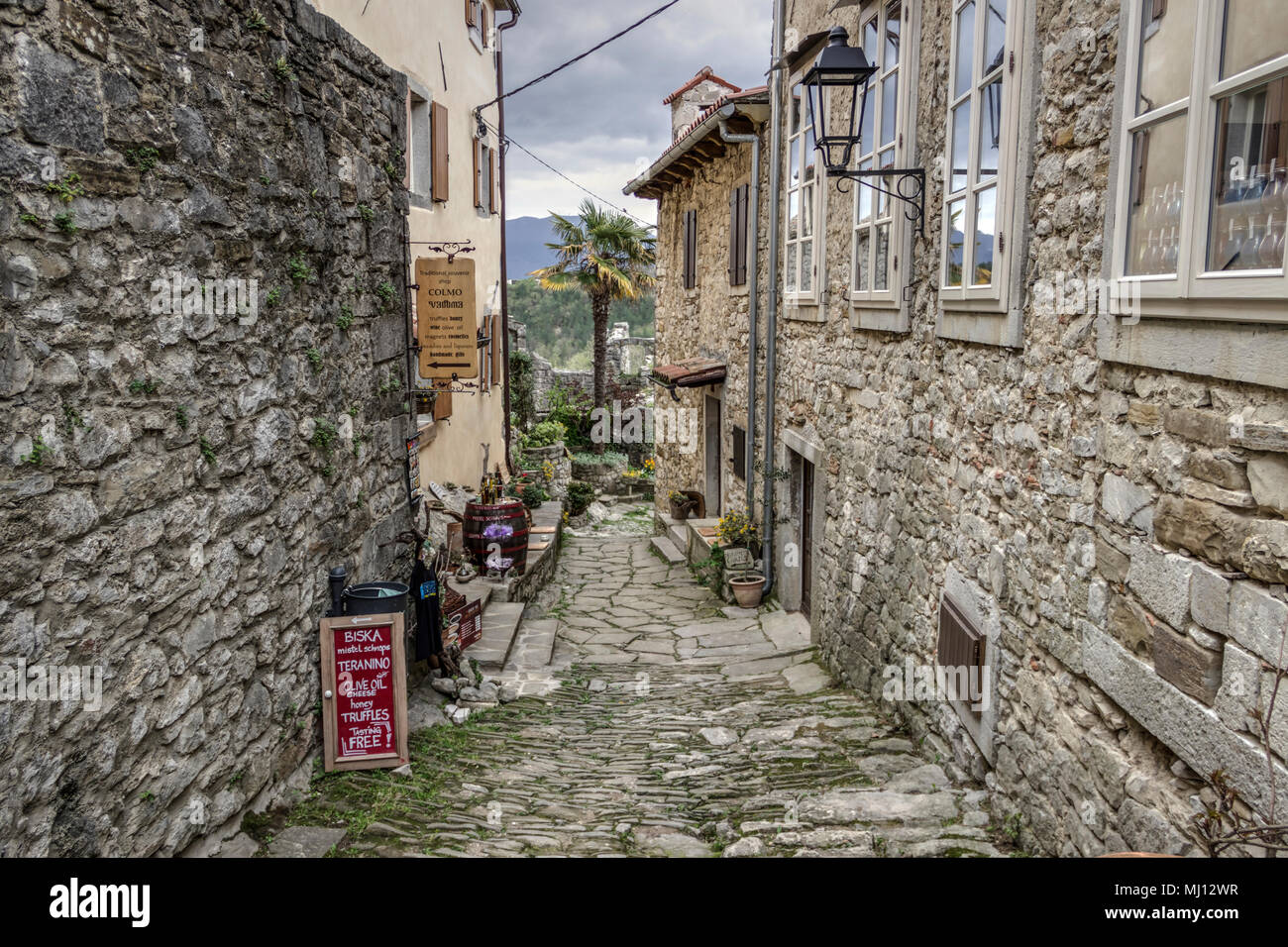 Hum, Istrie, Croatie centrale - les liqueurs, huile d'olive, truffes et autres marchandises affiché dans un magasin de souvenirs placés dans une rue pavée Banque D'Images