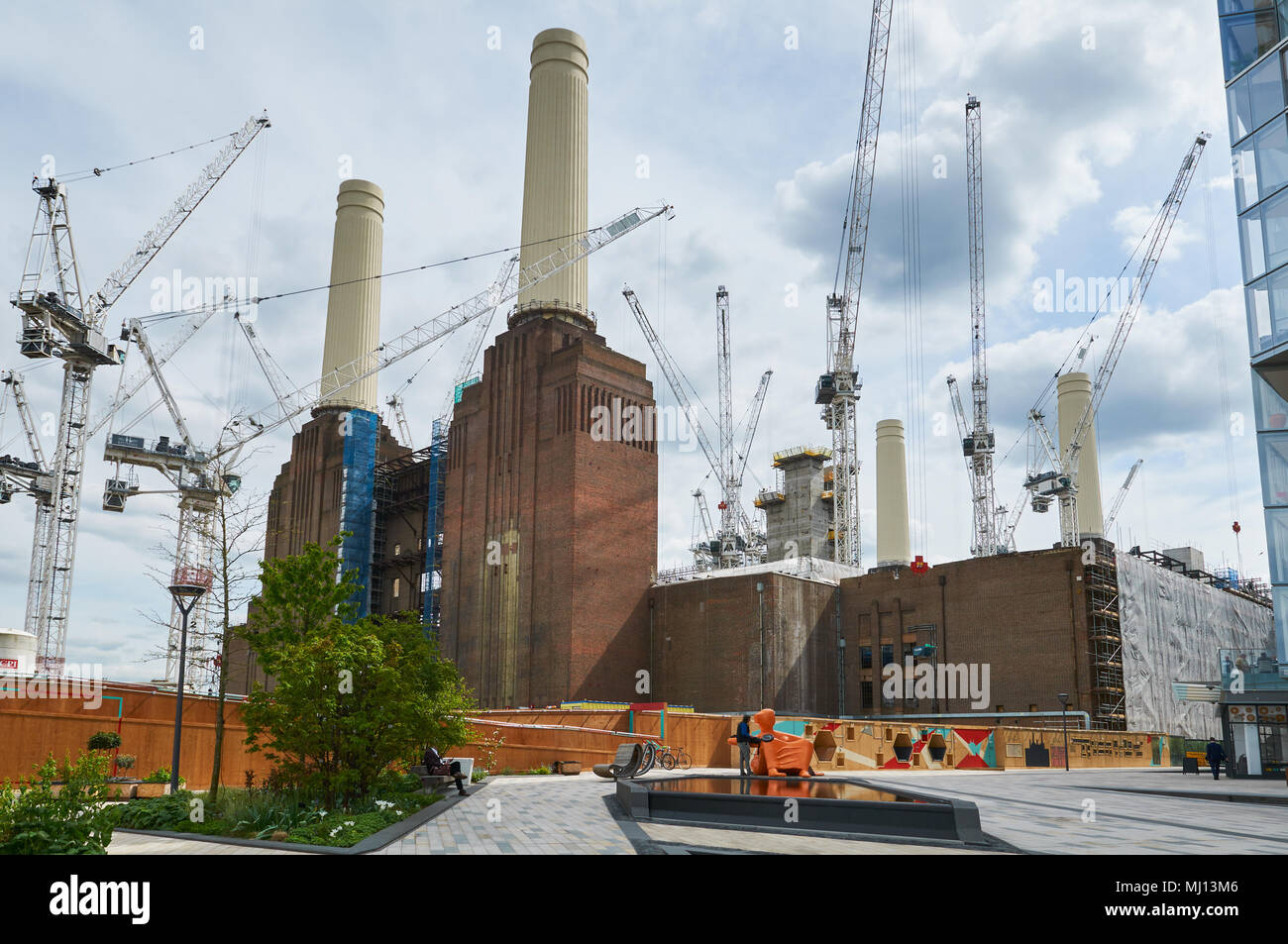 Battersea Power Station en cours de réaménagement, vu du chemin de randonnée Banque D'Images