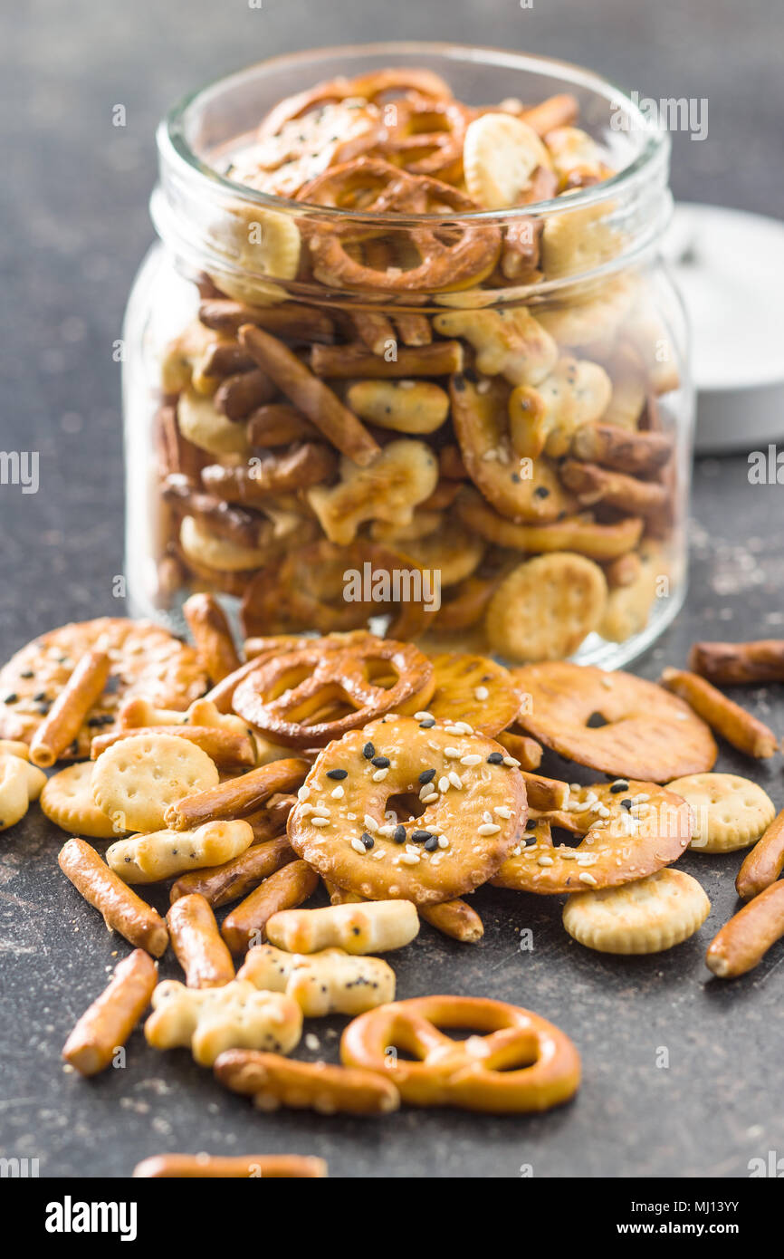 Craquelins salés mixtes et les bretzels dans le bocal. Banque D'Images