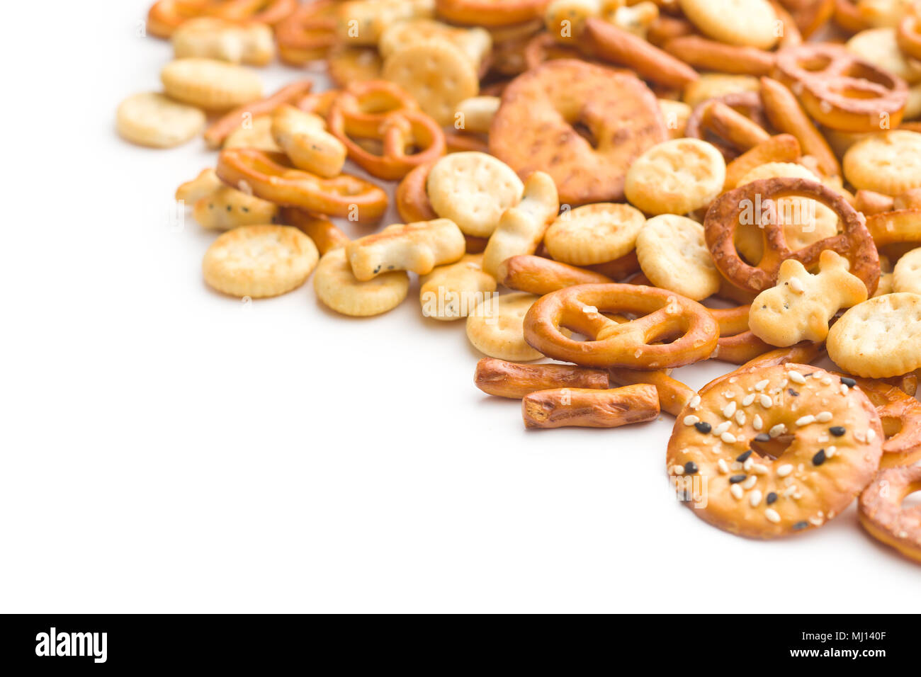 Craquelins salés mixtes et les bretzels isolé sur fond blanc. Banque D'Images