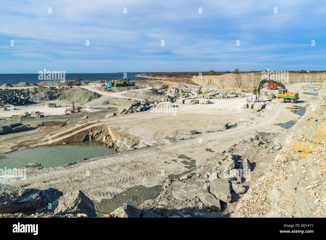 Gillberga, Oland, Sweden - 7 Avril 2018 : Voyage documentaire de la vie quotidienne et de l'environnement. Carrière de calcaire à l'industrie des machines et de roches stériles. Banque D'Images