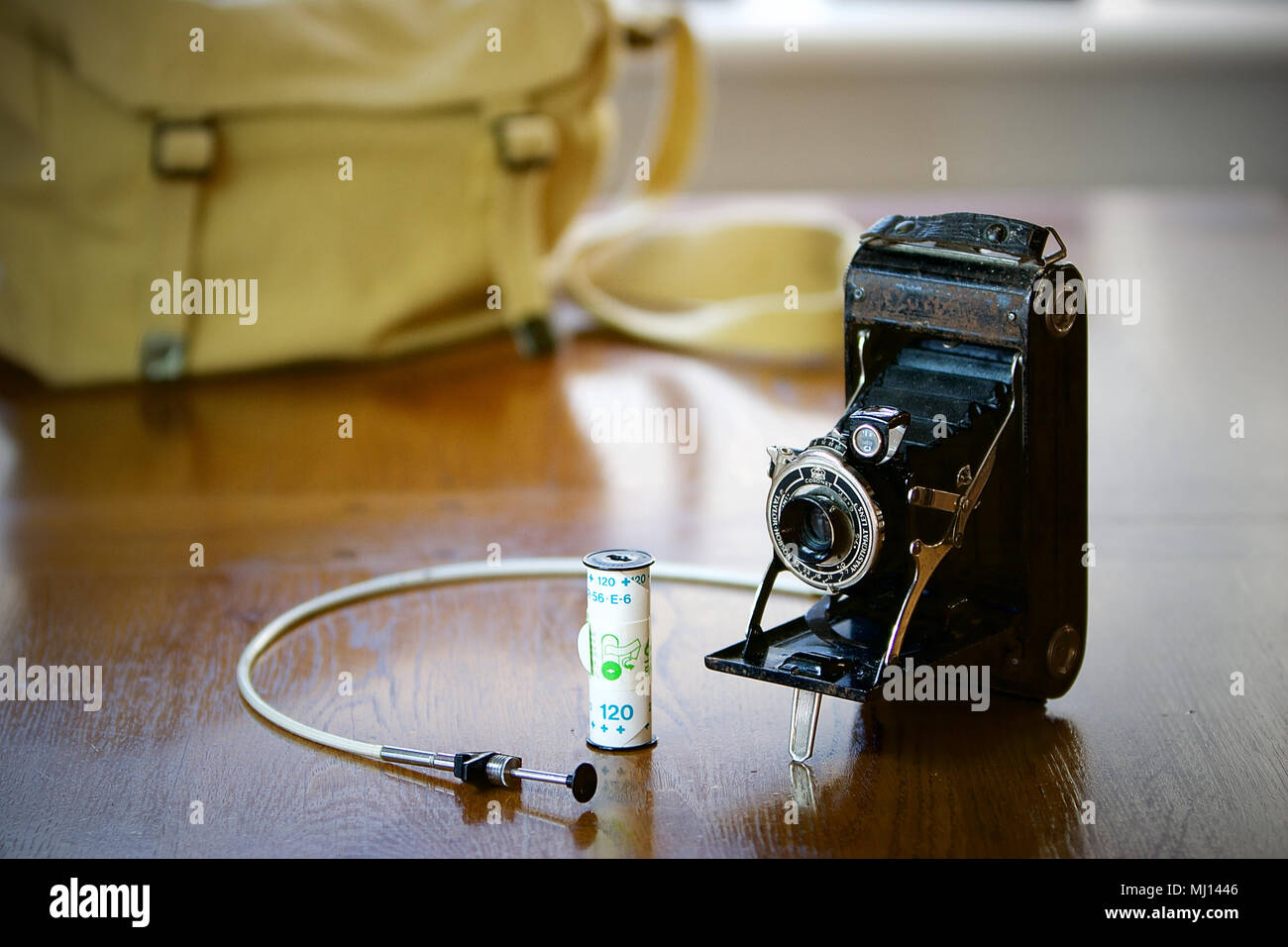 Une couronne appareil photo avec un objectif et Taylor Hobson un rouleau de film 120. Banque D'Images