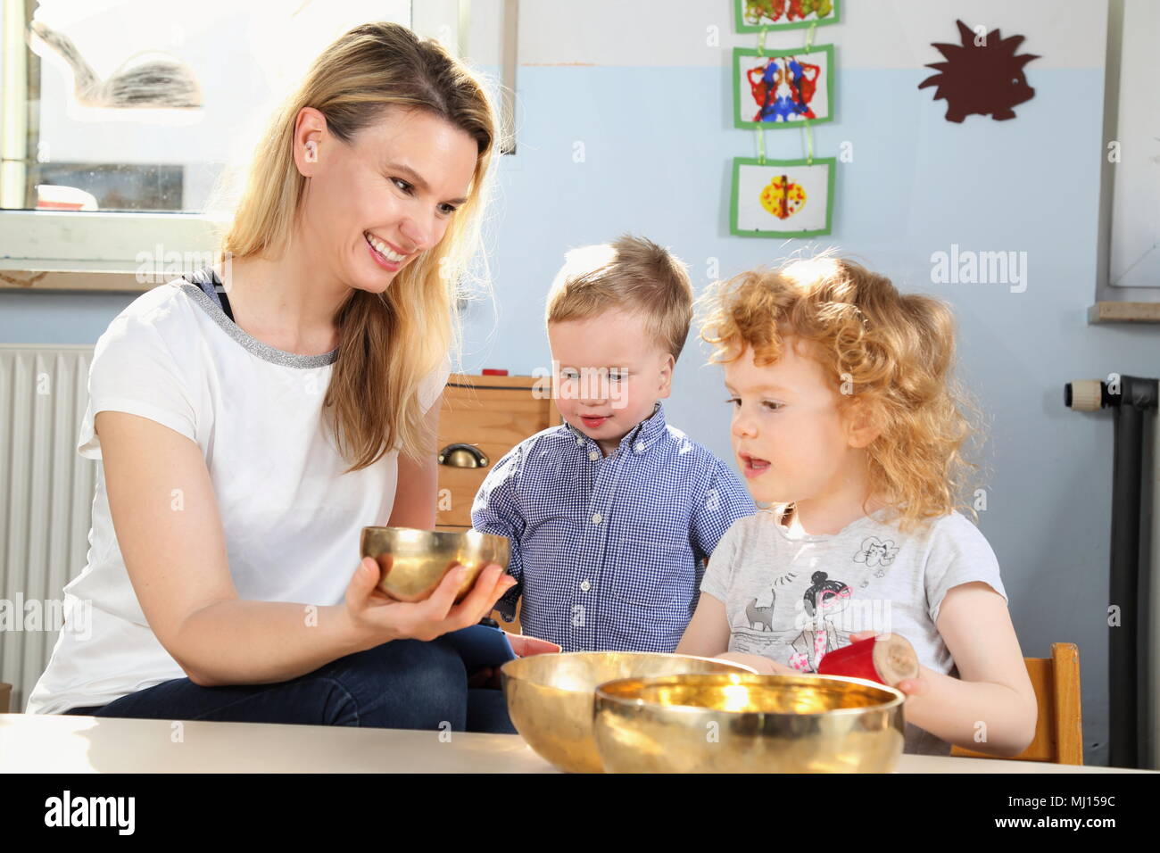 Être avec les enfants de Mindfulness meditation avec bol chantant Banque D'Images