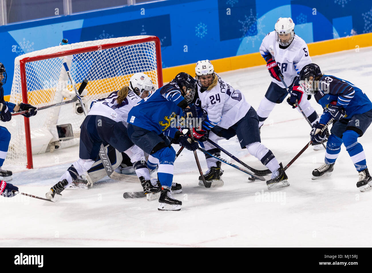 Michelle Karvinen (FIN) # 33 et Dani Cameranesi (USA) # 24, au cours d'USA-Finlande compétition féminine de hockey aux Jeux Olympiques d'hiver de PyeongChang 2018 Banque D'Images