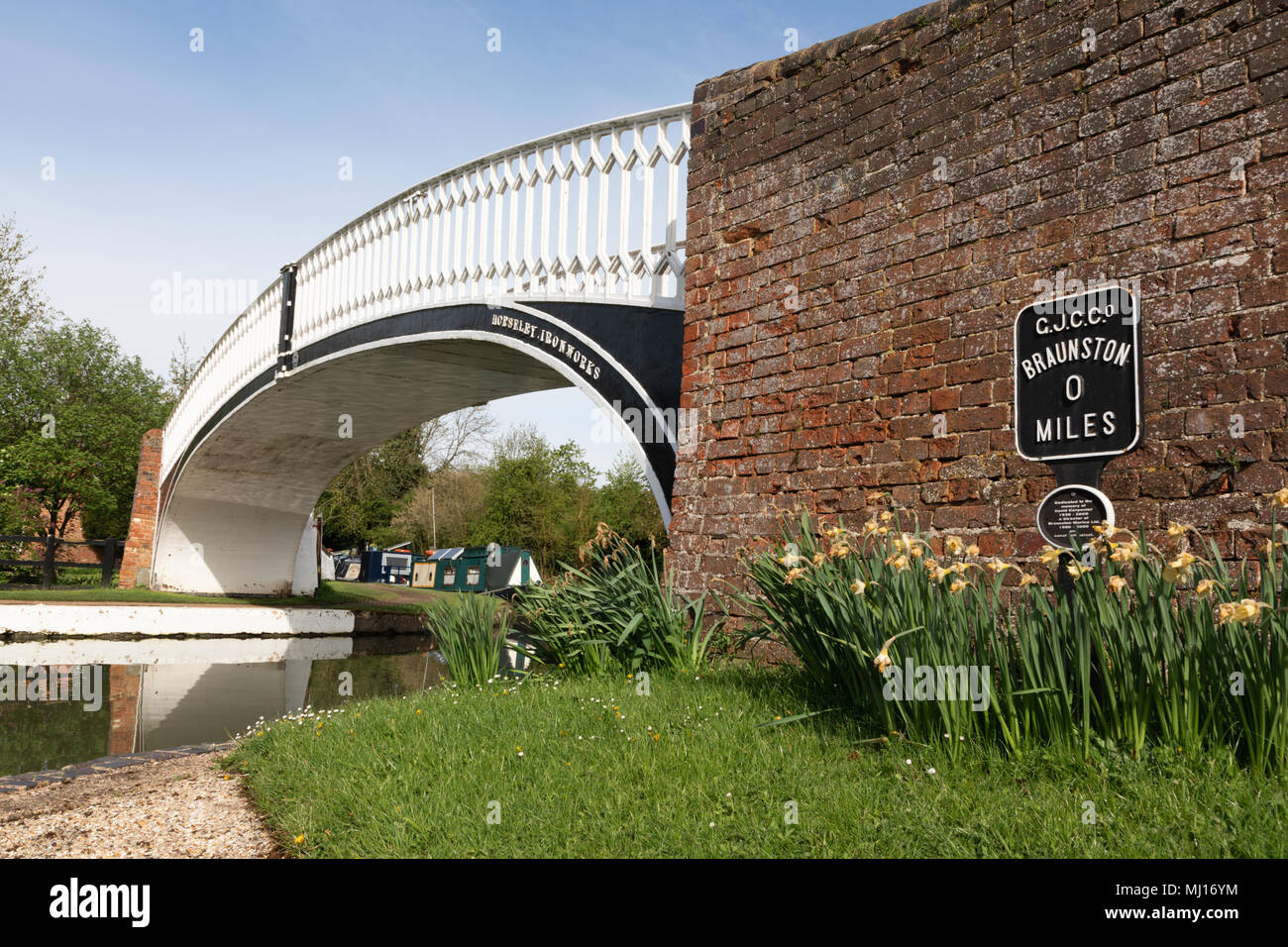 Pont de fer élégantes courbes sur l'entrée de la Marina Braunston Grand Junction Canal. Banque D'Images