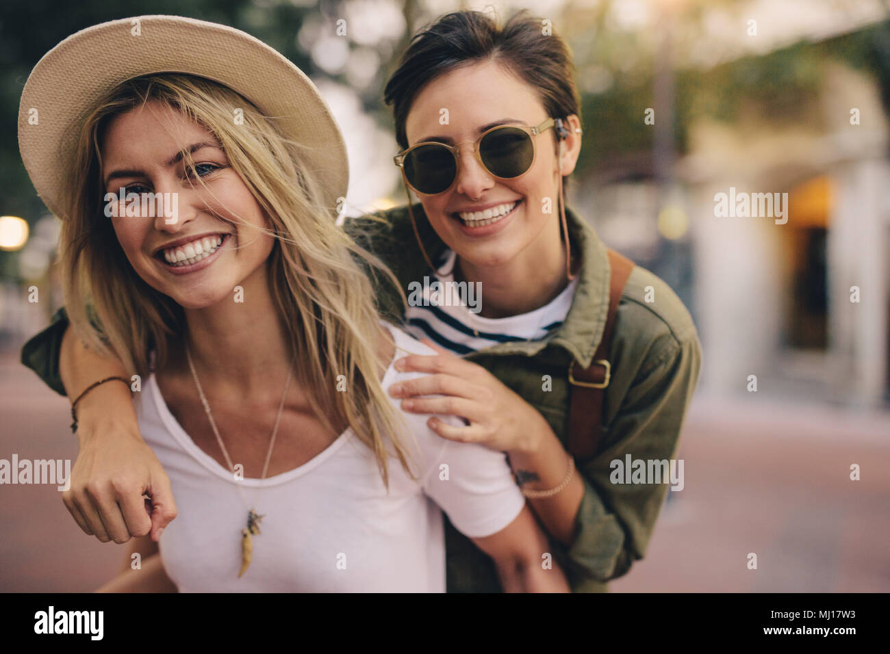 Portrait de belles jeunes femmes smiling together outdoors. Meilleurs amis profitant ainsi à l'extérieur. Banque D'Images