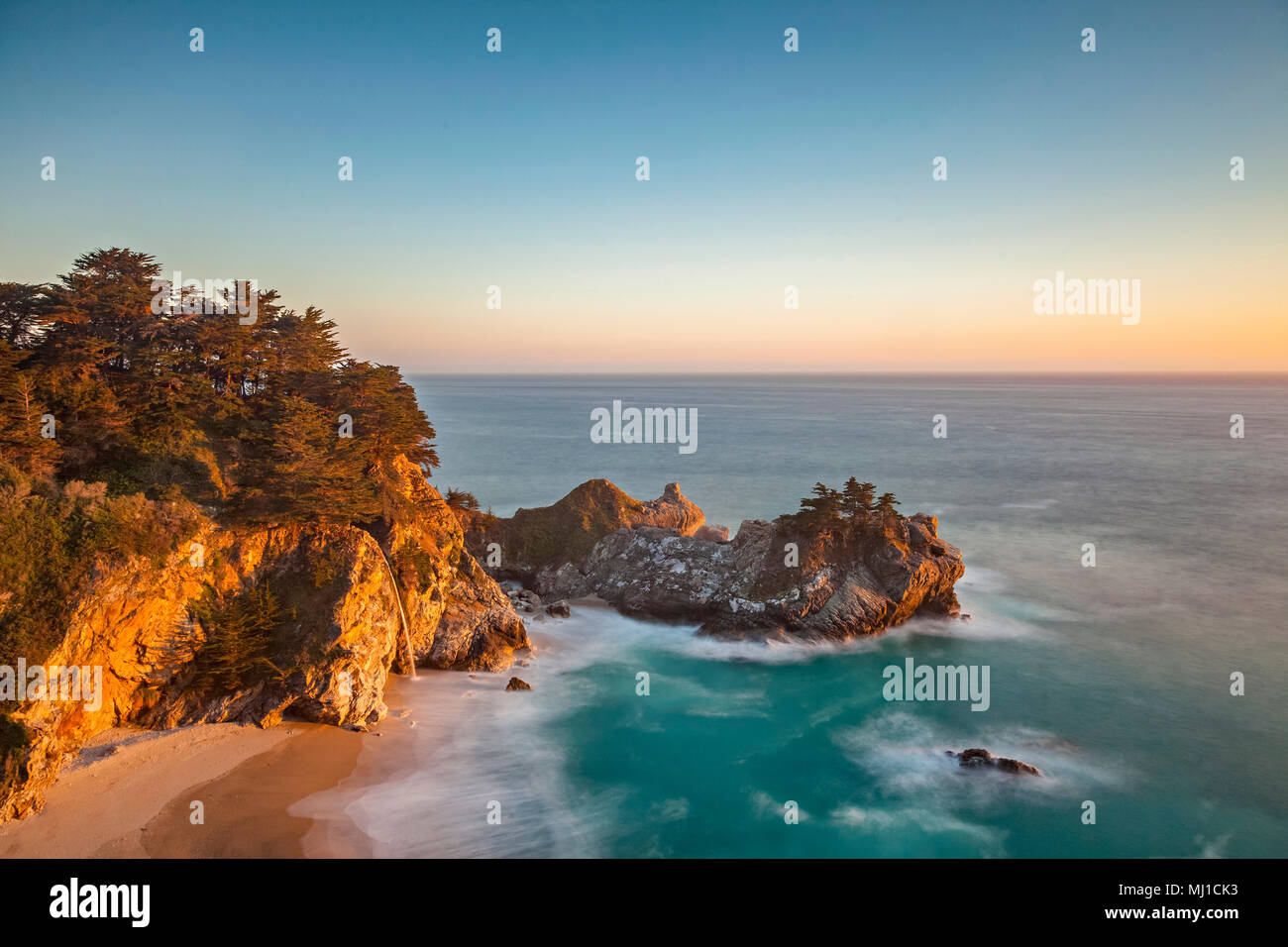 McWay Cove et tombe dans la Julia Pfeiffer Burns State Park, le comté de Monterey, en Californie. Banque D'Images