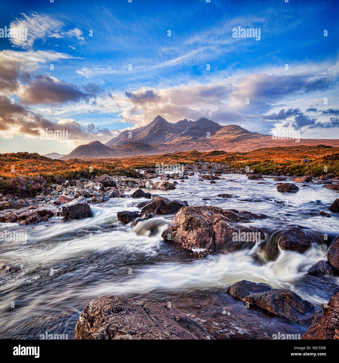 La gamme Cuillin et River Sligachan, Skye, Highlands, Ecosse, Royaume-Uni. Banque D'Images