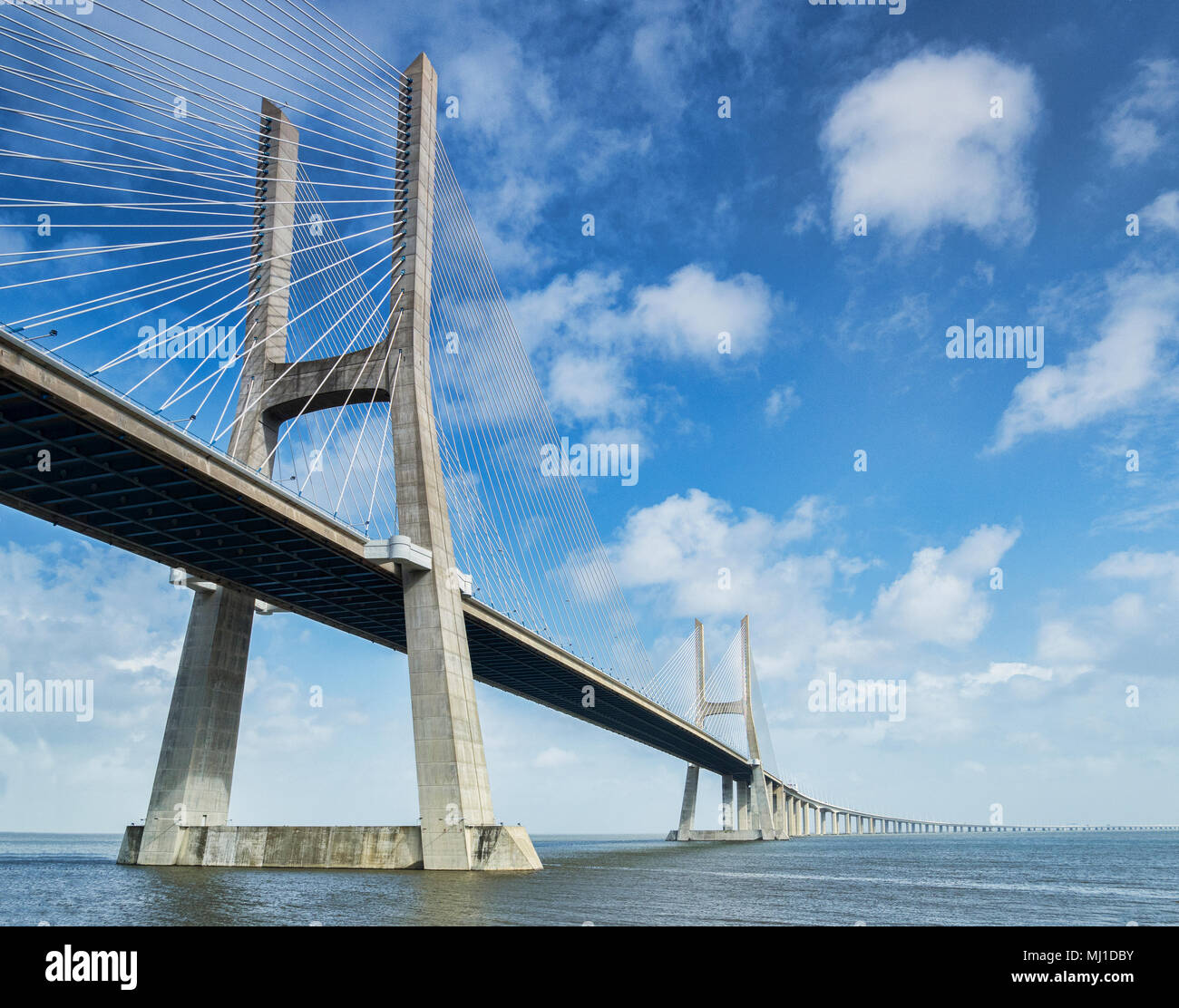 Pont Vasco da Gama, le 17km pont à haubans qui enjambe le fleuve Tage près de Lisbonne, Portugal. Banque D'Images