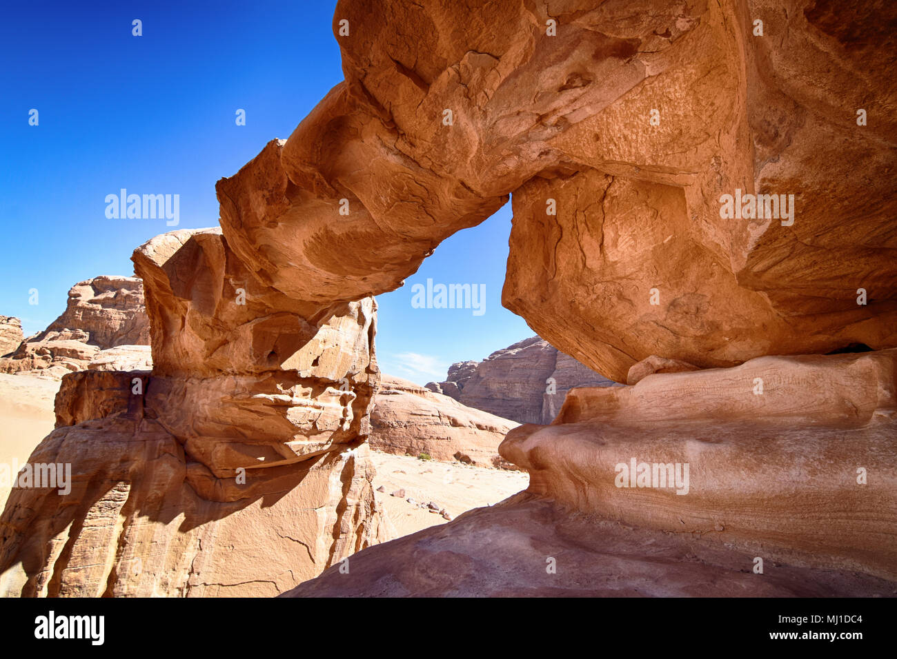 Rock Bridge dans le Wadi Rum (Jordanie) Banque D'Images