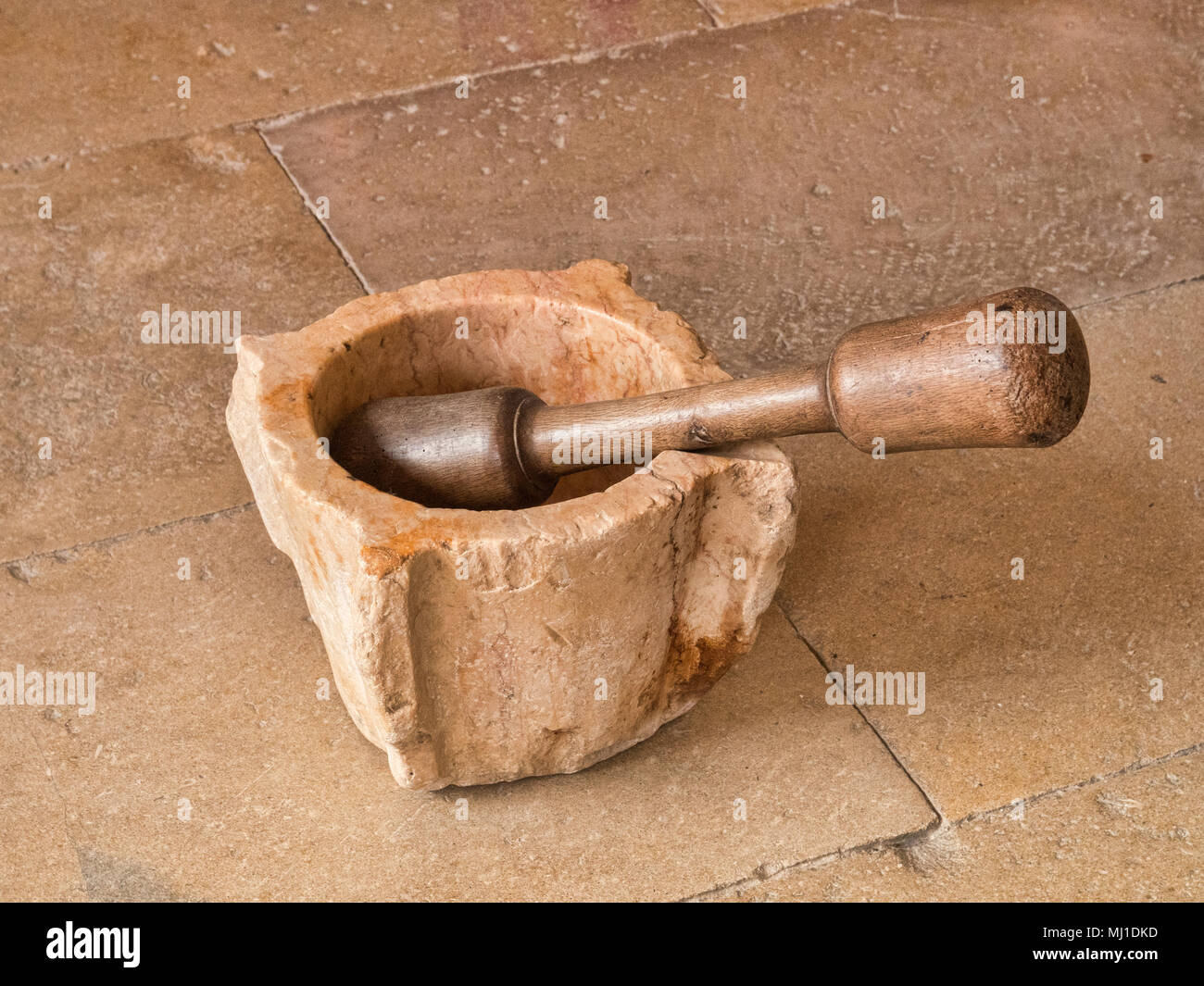 4 mars 2018 : Sintra, Portugal - Vintage pilon et le mortier dans la cuisine de la palais de Pena. A des signes de woodworm Golf Polo. Banque D'Images