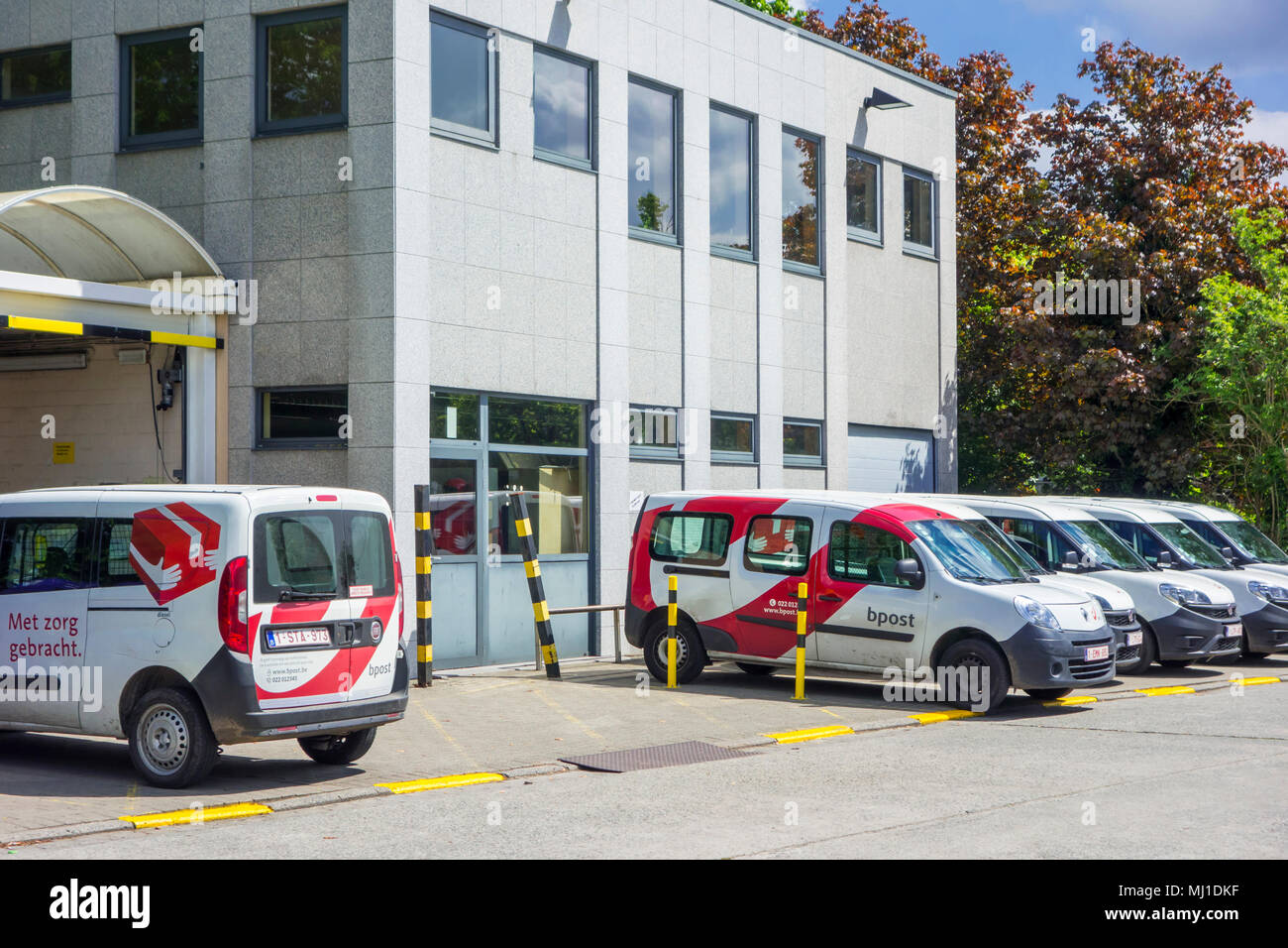Rouge-blanc livraison poste voitures garées devant un bureau de poste Bpost, société belge responsable de la livraison de courrier national et international Banque D'Images