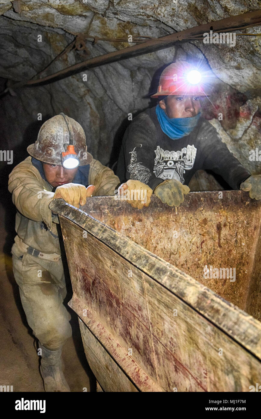 Les travailleurs dans les mines du Cerro Rico de Potosi (Bolivie) Banque D'Images