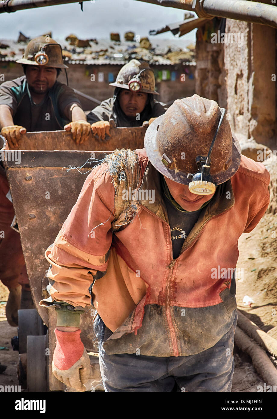 Les travailleurs dans les mines du Cerro Rico de Potosi (Bolivie) Banque D'Images