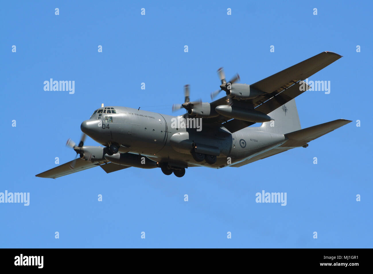 DARWIN, AUSTRALIE - JUN 23, 2006 : Royal New Zealand Air Force Lockheed C-130 Hercules avion atterrissage sur l'Aéroport de Darwin. Banque D'Images