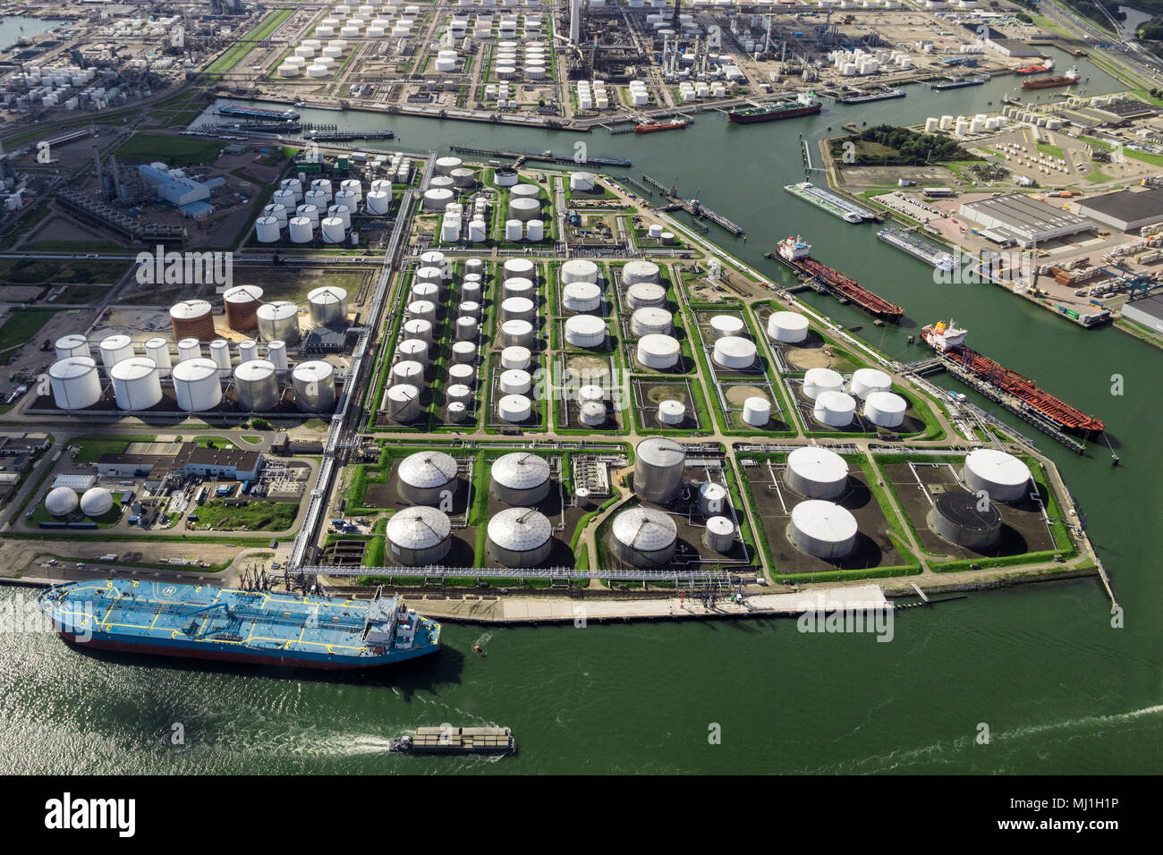Vue aérienne des pétroliers et des réservoirs de stockage à un silo terminal pétrochimique port. Banque D'Images