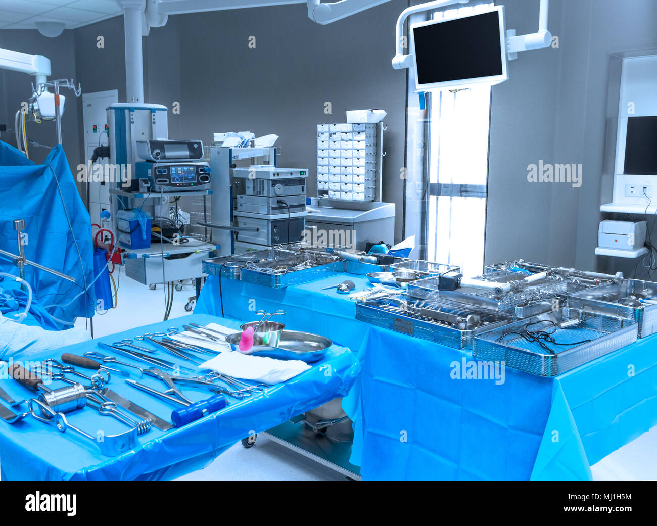 Les équipements hospitaliers et médicaux périphériques dans une salle d'opération moderne. Banque D'Images