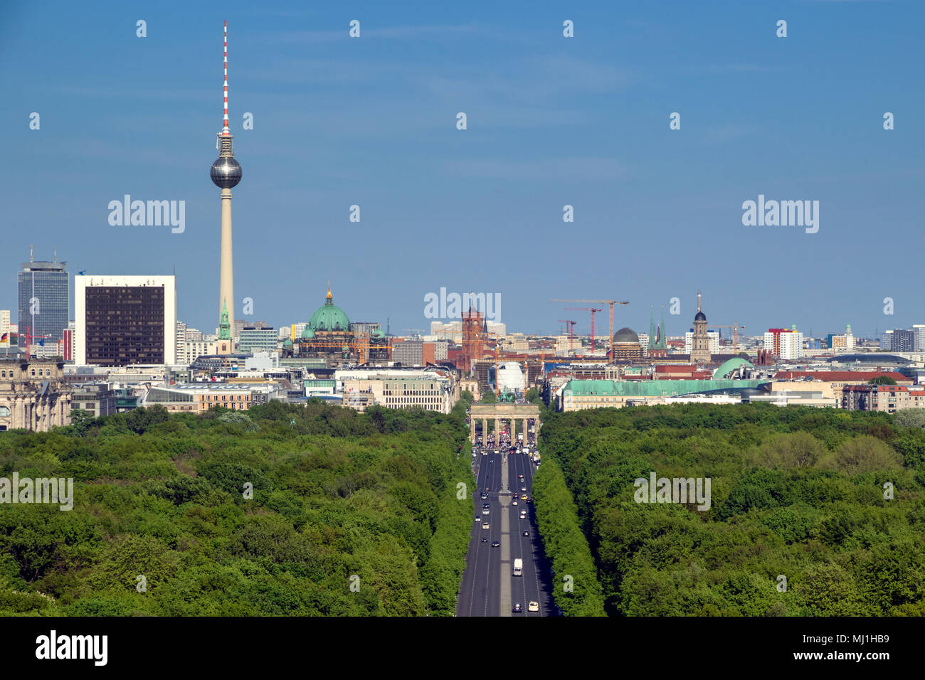 Vue sur Berlin avec c'est la tour de télévision et la porte de Brandebourg Berlin de la colonne de la victoire. Banque D'Images