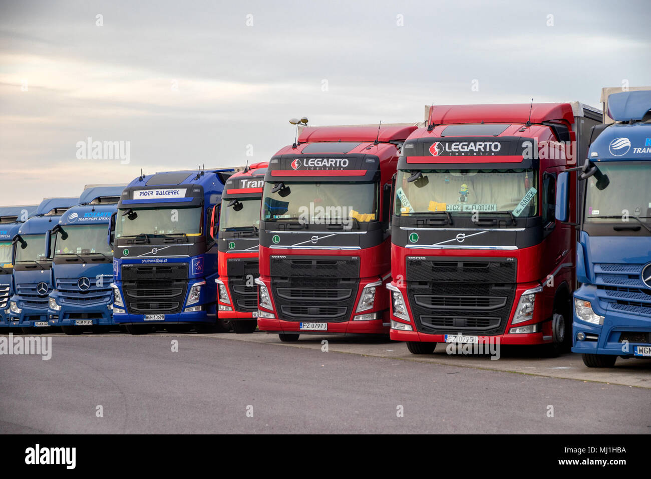 Autoroute A2, l'Allemagne - 28 avril 2018 : nuit de stationnement des camions le long de l'autoroute A2 en Allemagne Banque D'Images