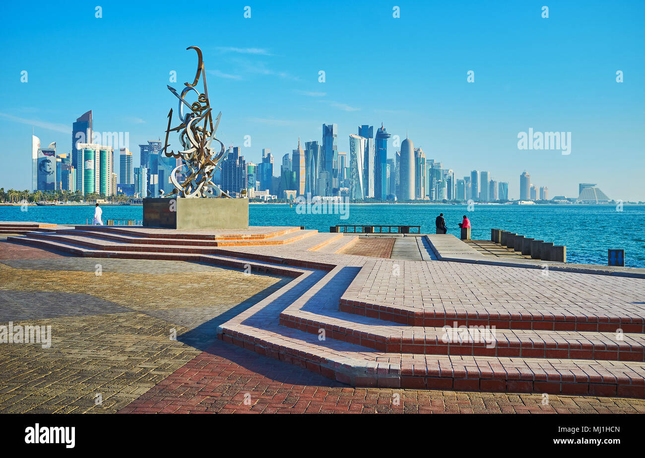 DOHA, QATAR - 13 février 2018 : Calligraphie sculpture de Sabah Arbilli sur la rive du golfe Persique avec le quartier des affaires, sur l'arrière-plan, le févr. Banque D'Images