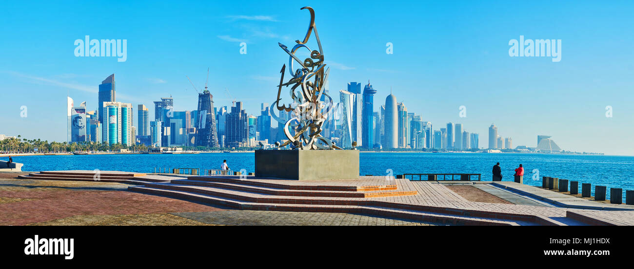 DOHA, QATAR - 13 février 2018 : Panorama de remblai Corniche avec la calligraphie sculpture de Sabah Arbilli au milieu et Al Dafna district sur b Banque D'Images