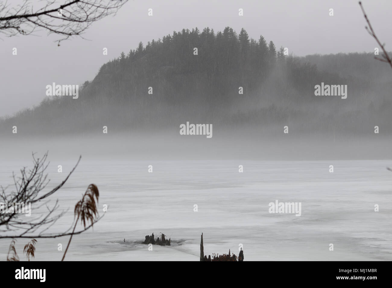 Paysage de montagne de brume au printemps avec Lac enneigé Banque D'Images