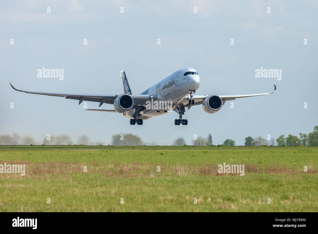 BERLIN / ALLEMAGNE - 28 avril 2018 : l'A350 XWB d'avion vole à l'aéroport de Berlin Schoenefeld /. L'Airbus A350 XWB est une famille de long-range, twin-e Banque D'Images