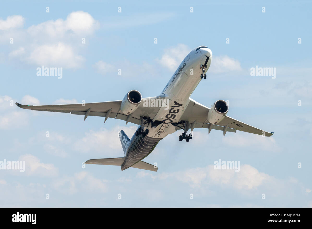 BERLIN / ALLEMAGNE - 28 avril 2018 : l'A350 XWB d'avion vole à l'aéroport de Berlin Schoenefeld /. L'Airbus A350 XWB est une famille de long-range, twin-e Banque D'Images