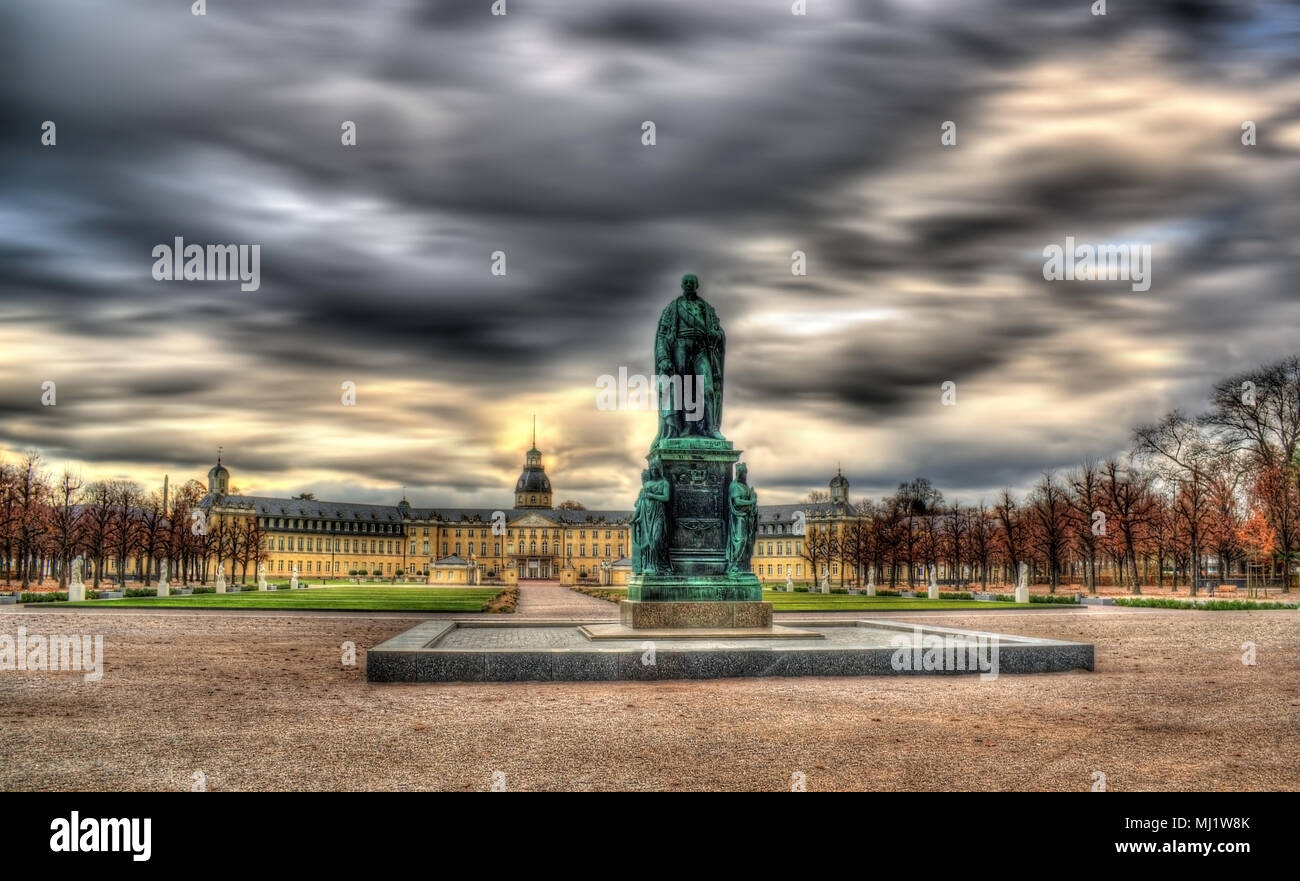 Monument de Karl Friedrich von Baden et château de Karlsruhe, Germa Banque D'Images