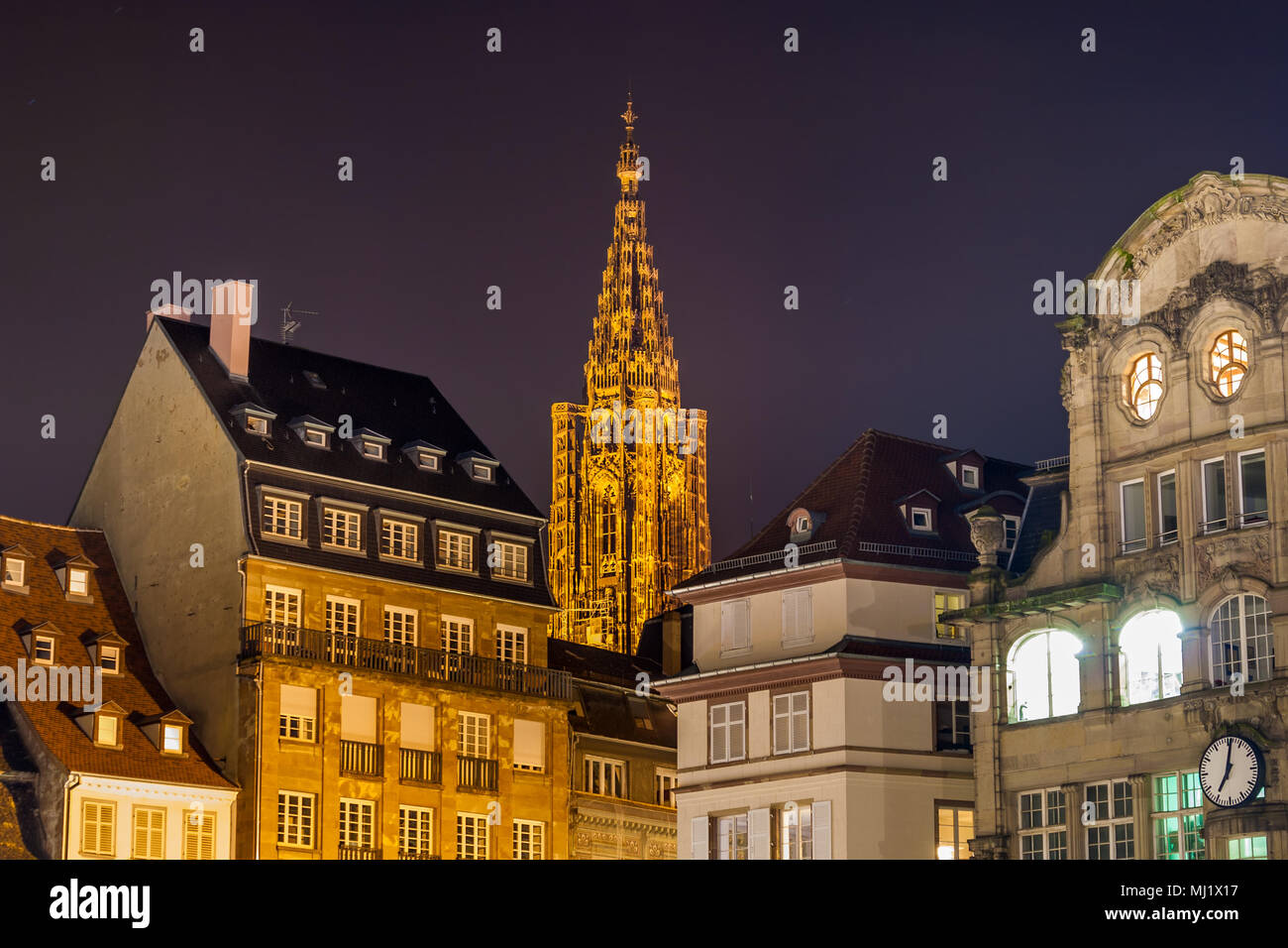 Vue de la cathédrale de Strasbourg à partir de la Place Kleber. Alsace, Fran Banque D'Images