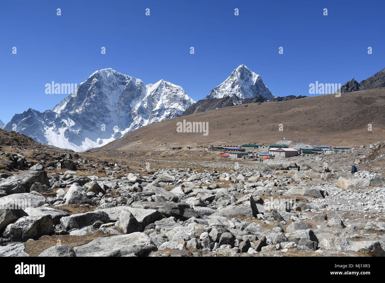 Lobuche Village et plage autour de la montagne en arrière-plan La Cho Banque D'Images