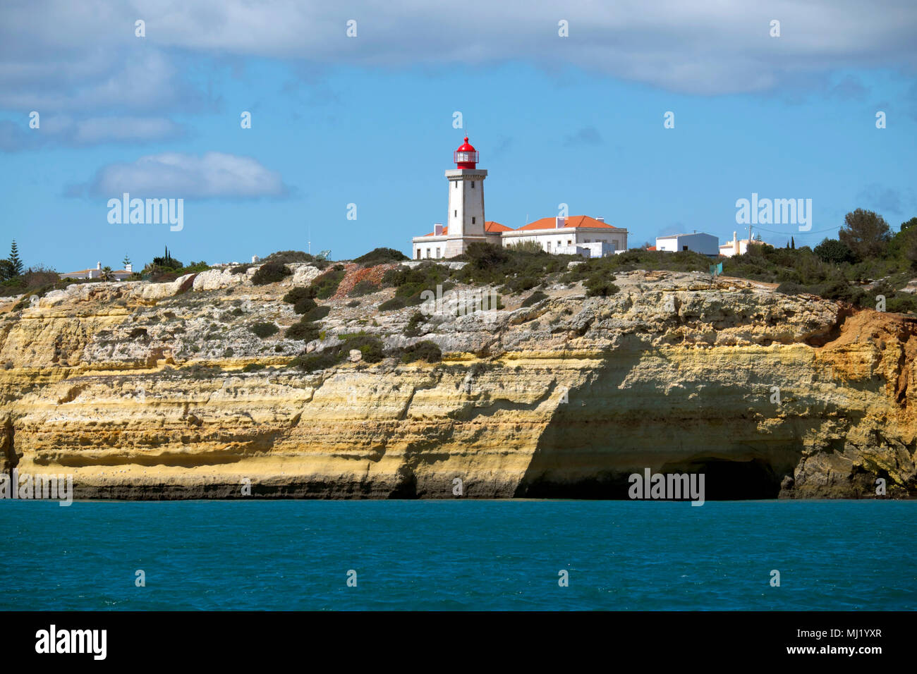 Leuchtturm Alfanzina, côte rocheuse, Carvoeiro, Algarve, Portugal Banque D'Images