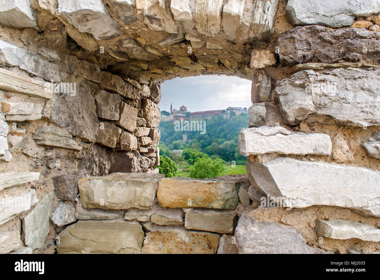 Vue depuis la meurtrière. À mur-rideau fort Kamyanets-Podilsky Banque D'Images