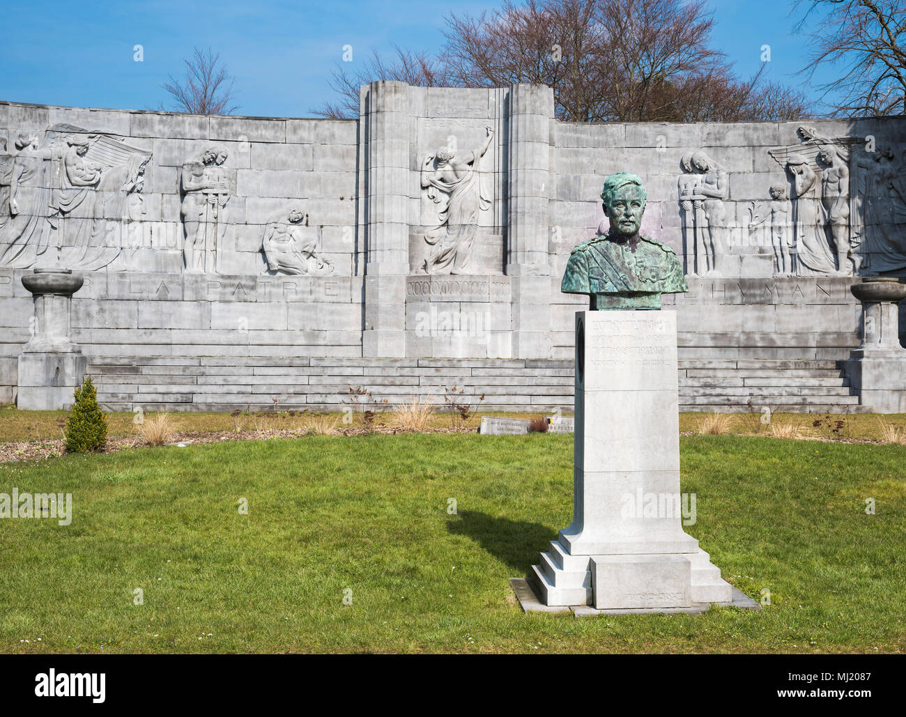 Cimetière militaire belge, memorial wall avec reliefs, buste du roi Albert I, conquête de Liège a été la première grande offensive Banque D'Images