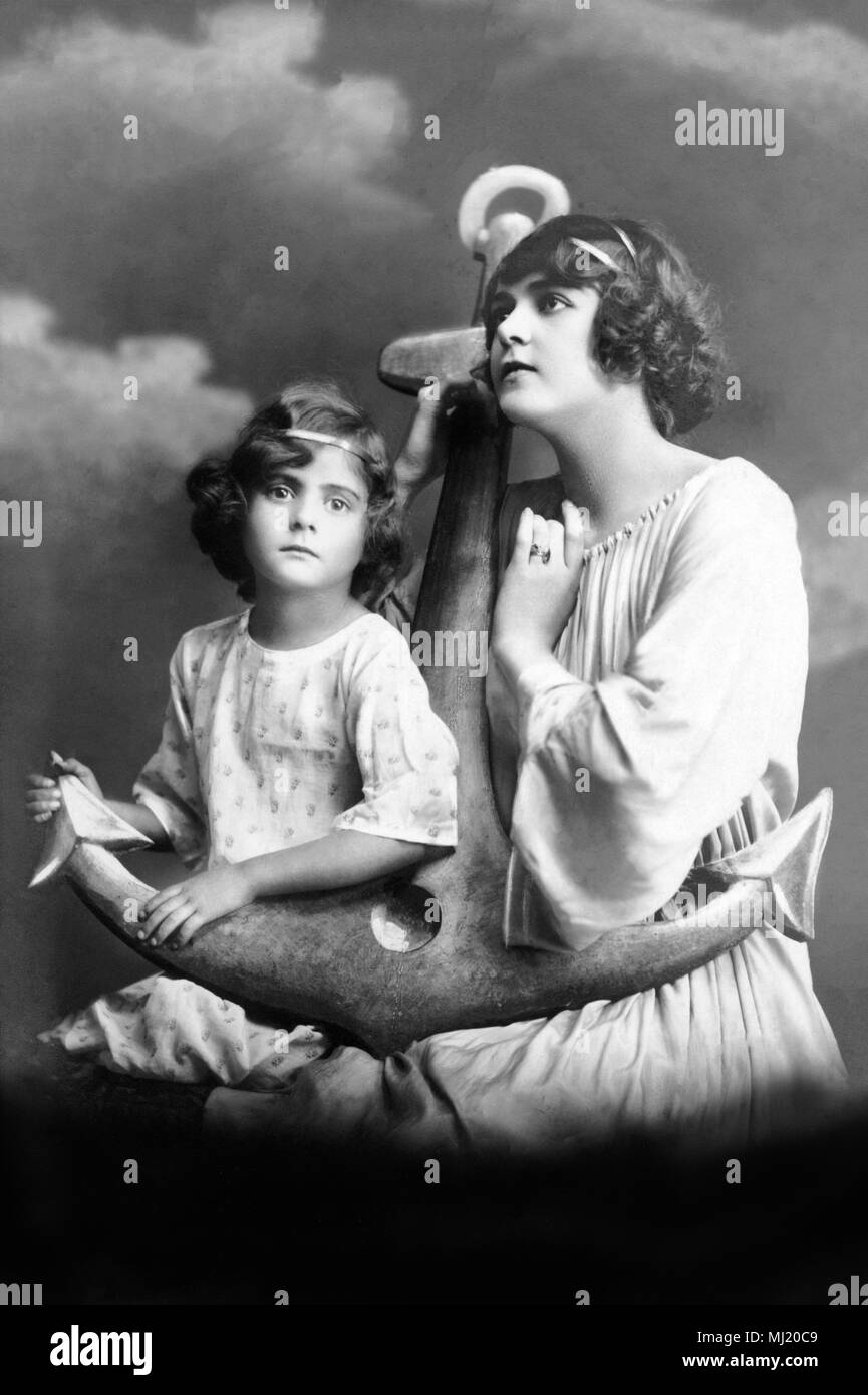 Mère et fille posent avec ancre et espérons que le père retourne en santé de la mer, 1910, Allemagne Banque D'Images