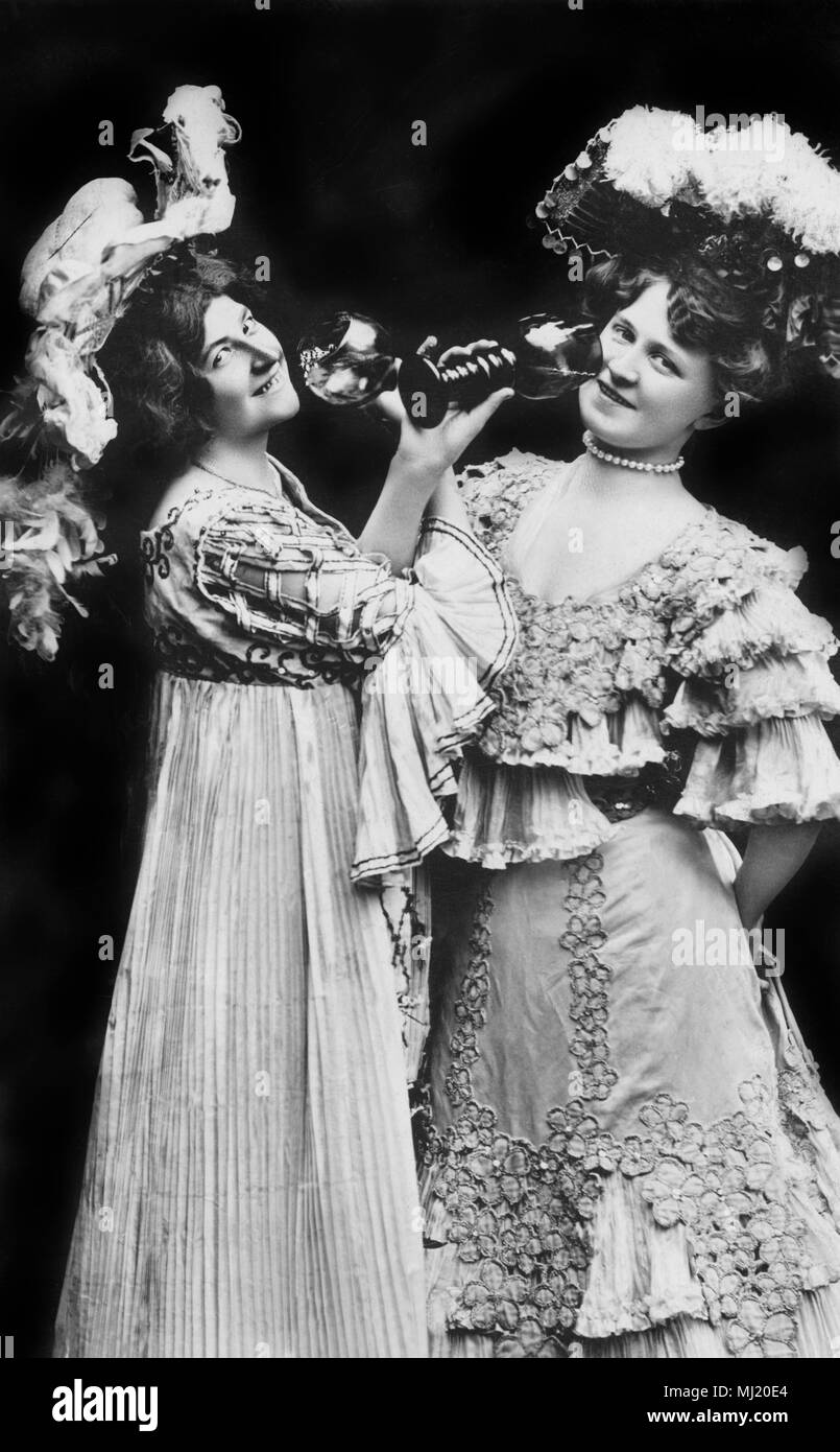 Deux femmes de boire du vin, 1910, Allemagne Banque D'Images