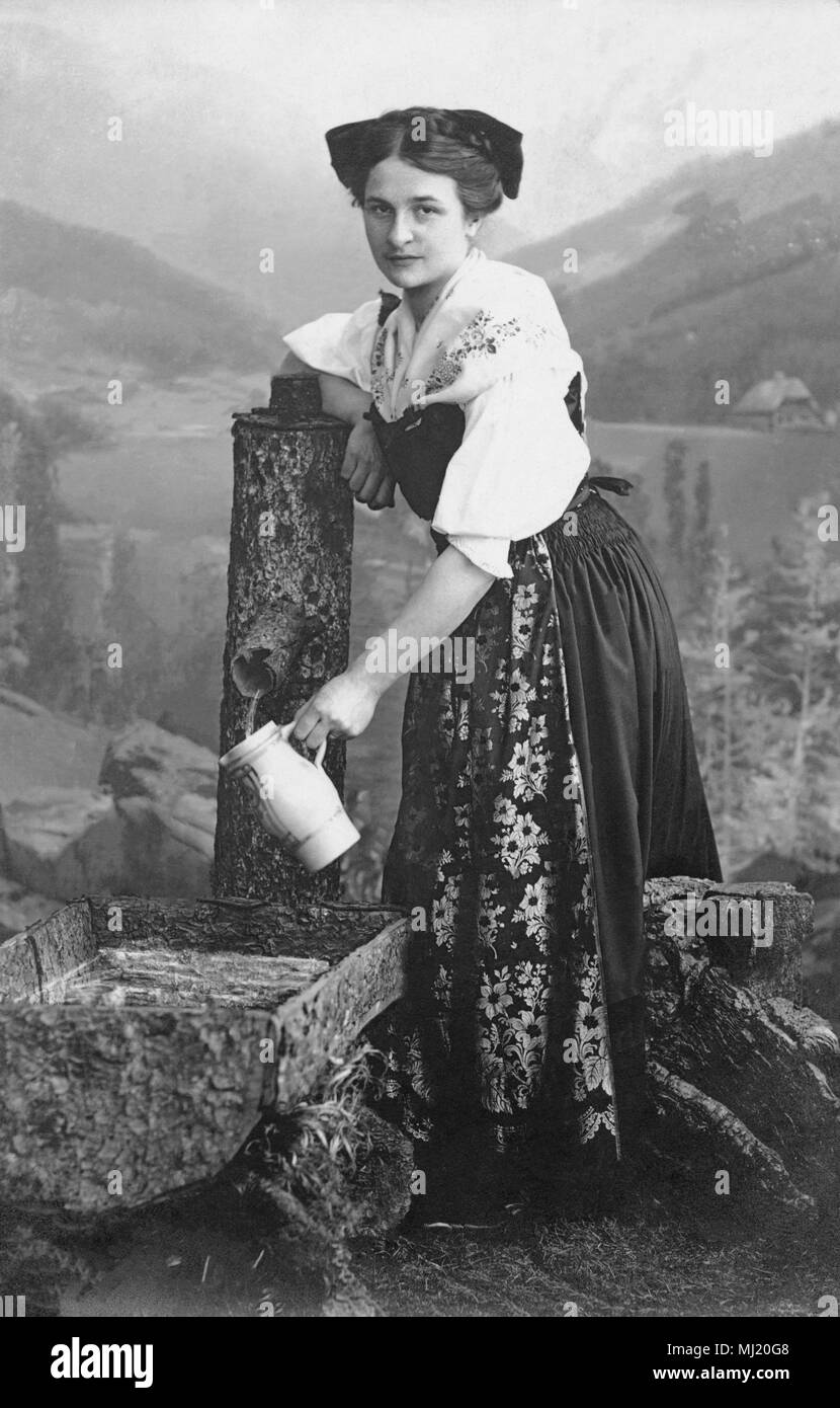 Une jeune femme portant une cruche d'eau (A young woman carrying a jug