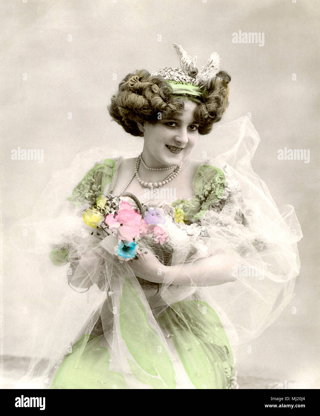 La mode, femme en robe en tulle avec des accessoires pour cheveux, années 1900, Allemagne Banque D'Images