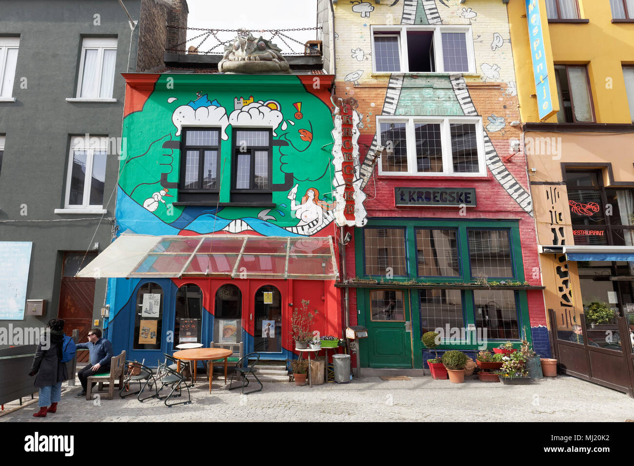 Restaurants avec des façades peintes de couleurs vives dans le port, Ostende, côte belge, la Flandre occidentale, Belgique Banque D'Images