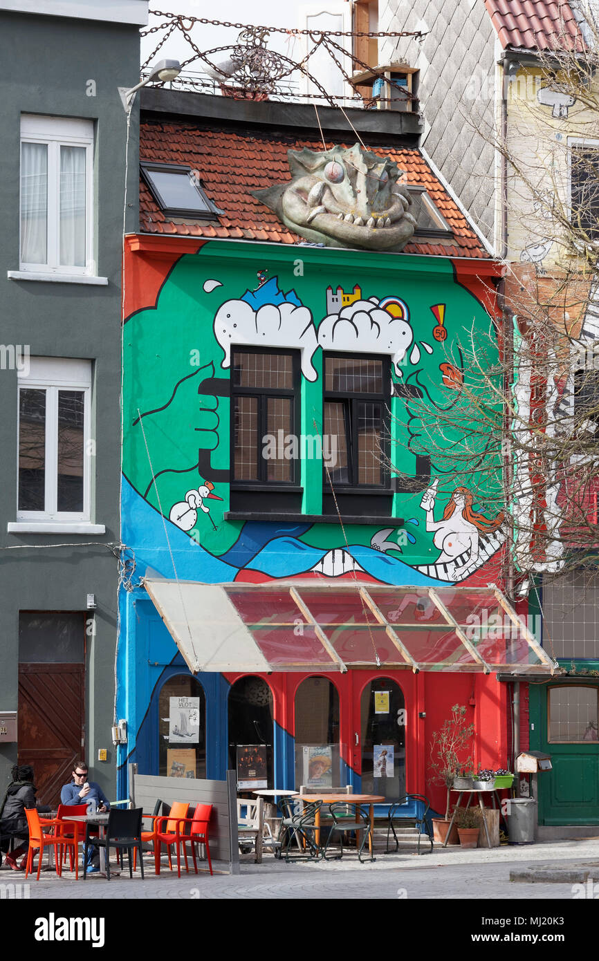 Restaurant avec des façades peintes au port, Ostende, côte belge, la Flandre occidentale, Belgique Banque D'Images