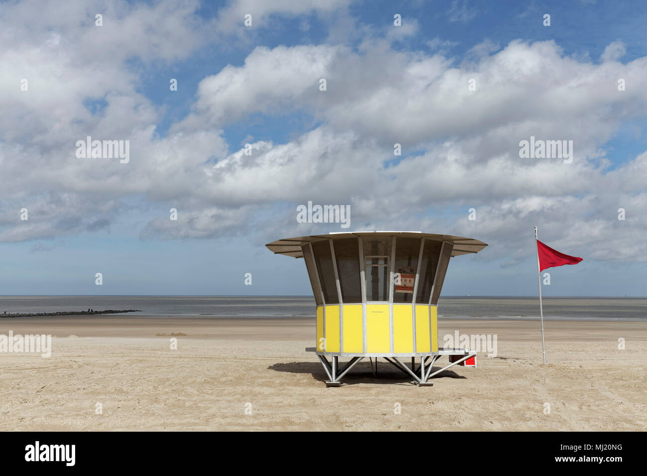 Plage de sable avec la plage moderne guard hut, déserte, Blankenberge, côte belge, la Flandre occidentale, Belgique Banque D'Images