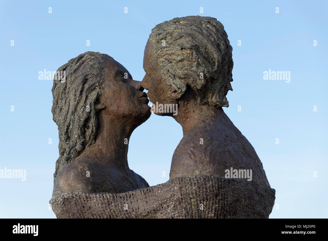 Kissing couple, sculpture en bronze par le sculpteur Belge Ergo Linde, De Haan, Flandre-Occidentale, Belgique Banque D'Images