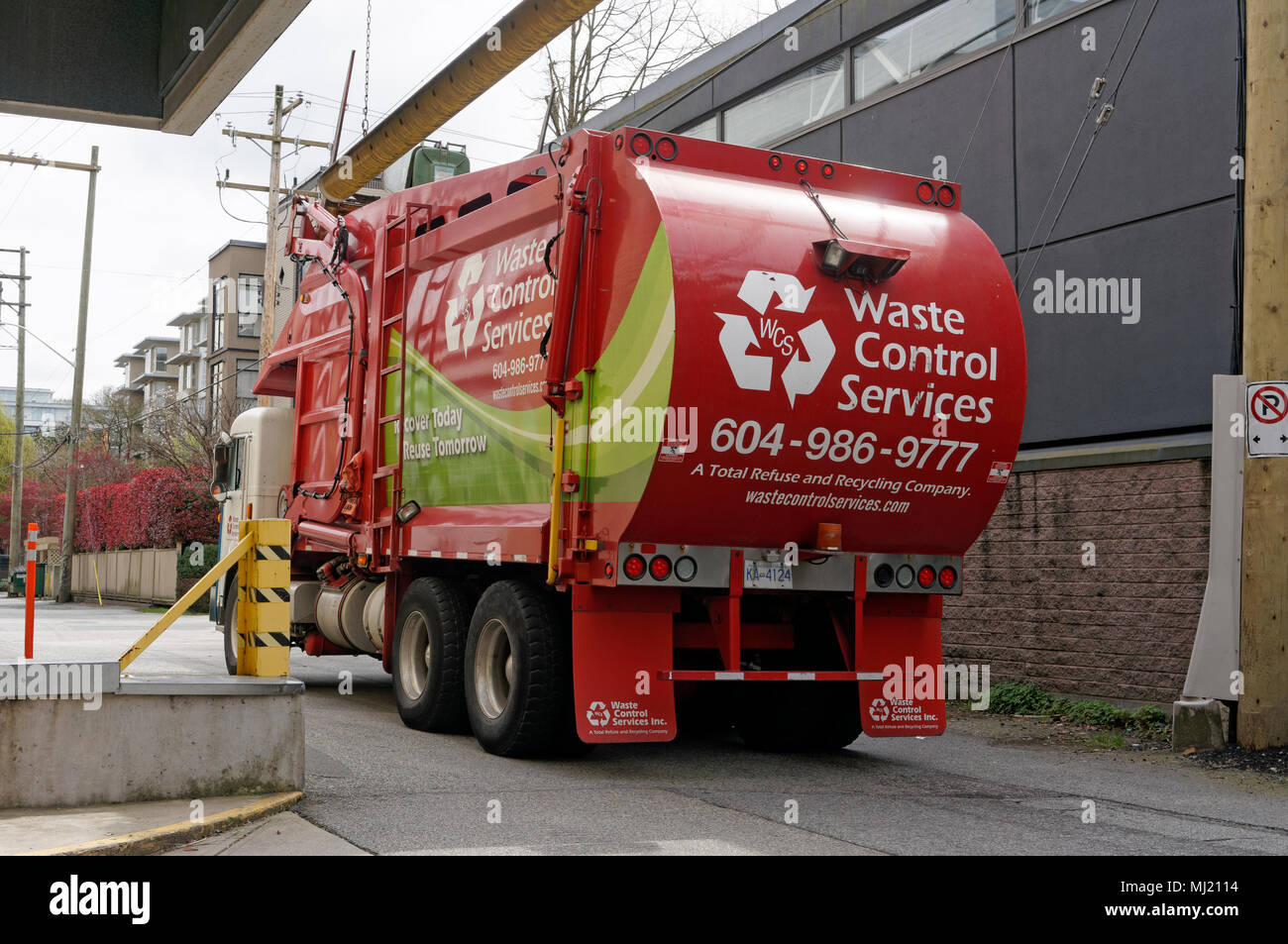 Le contrôle des déchets services recyclage chariot dans une ruelle, Vancouver, BC, Canada Banque D'Images