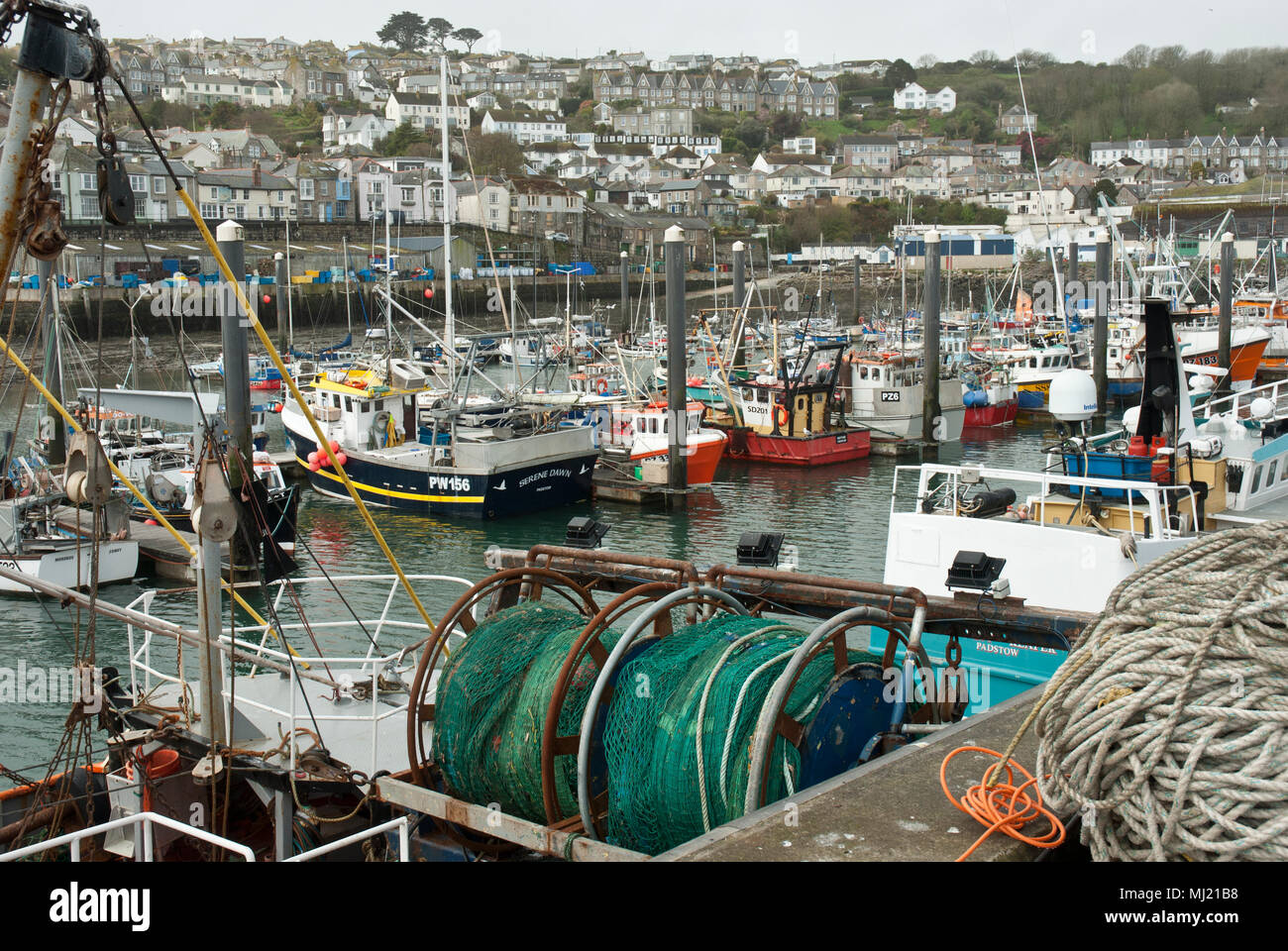 La flotte de pêche dans les filets des chalutiers avec Newlyn et à l'avant-plan et une variété de bateaux et la ville de Newlyn en arrière-plan. Banque D'Images