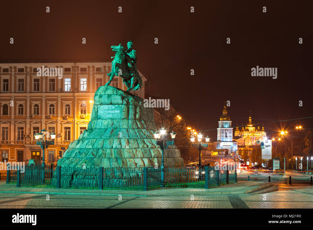 Le monument de Bogdan Khmelnitski et Mikhaïlovski monastère à Kiev, Ukraine Banque D'Images