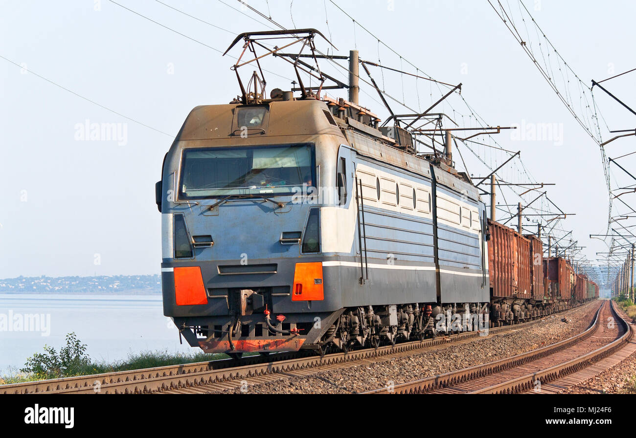 Train de fret sur une rive du Dniepr Banque D'Images