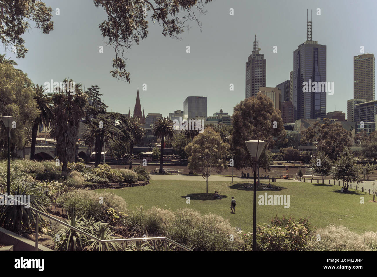 Split image aux couleurs désaturées de Melbourne city skyline par Alexandra Gardens, Melbourne, Victoria, Australie Banque D'Images