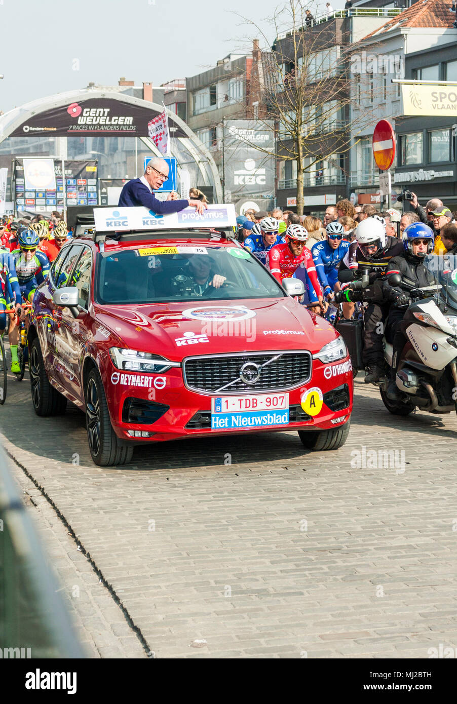La voiture de commissaire au début de Gent-Wevelgem, l'UCI World Tour, course cycliste. Deinze, Belgique, 2018 Banque D'Images