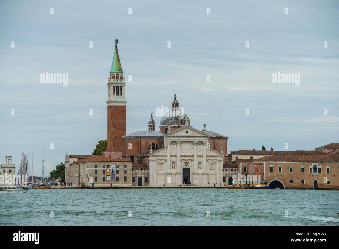 Basilique de San Giorgio Maggiore, sur le Grand Canal contre un ciel couvert ciel bleu, format Paysage, Venise Banque D'Images