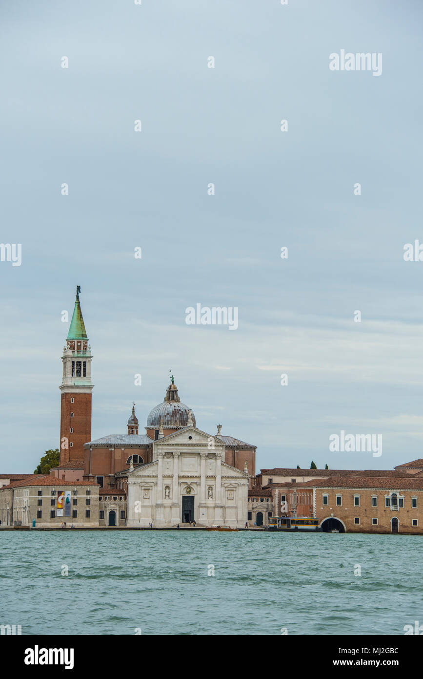 Basilique de San Giorgio Maggiore, sur le Grand Canal contre un ciel couvert ciel bleu, format vertical, Venise Banque D'Images